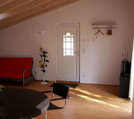 Moderne Studiowohnung Im Obergeschoss Mit Balkon Apartment